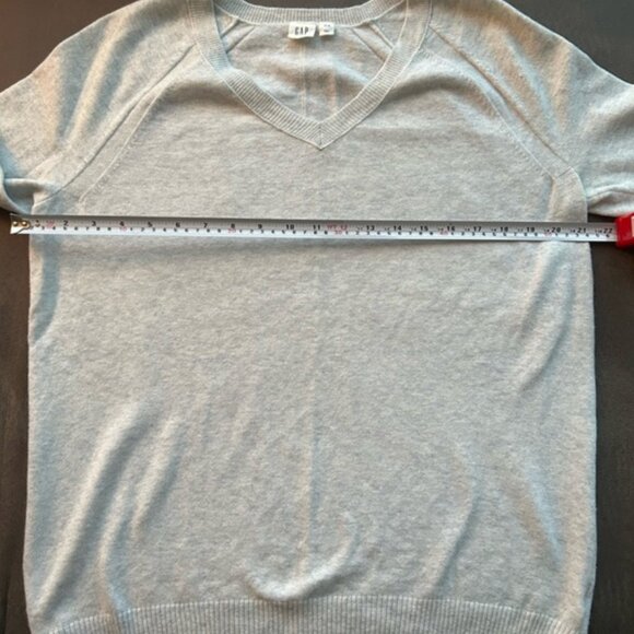 Beautiful grey oversized v-neck sweater from Gap - Picture 5 of 5